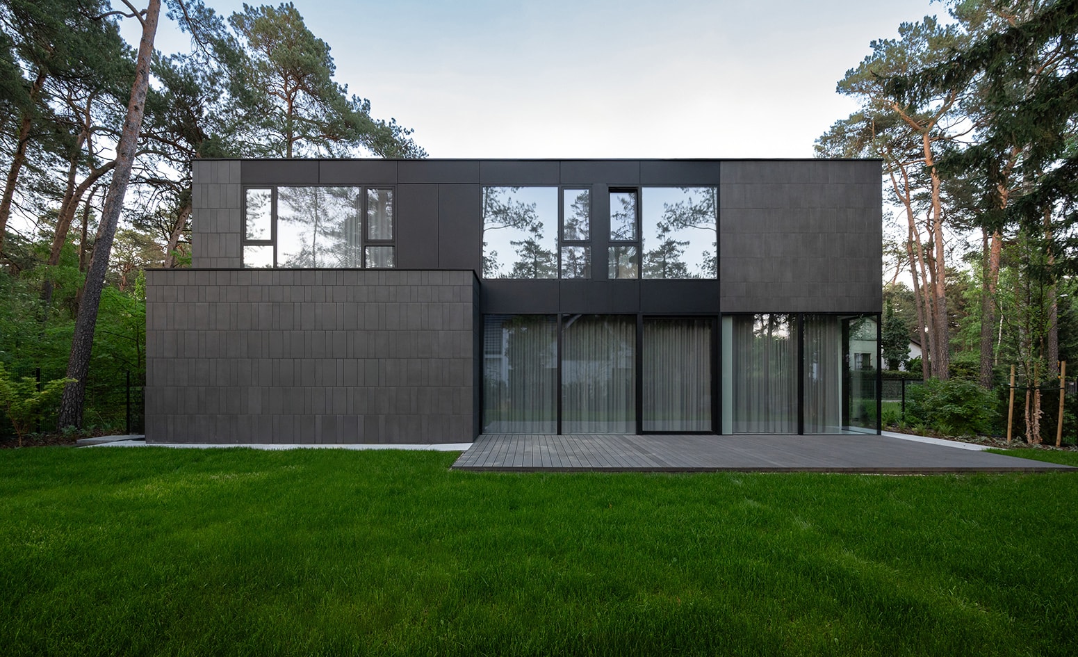 okna z szybami refleksyjnymi to ochrona cieplna i trwałość