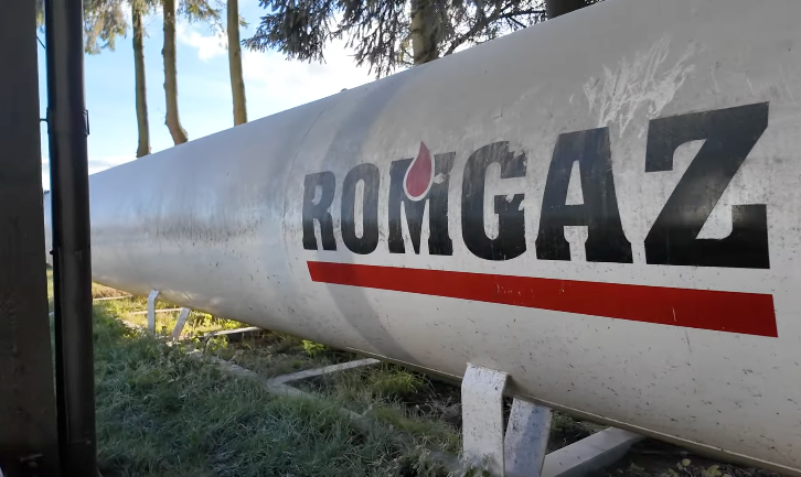 Zbiornik mobilny na ramie do którego podłączona jest suszarnia kukurydzy