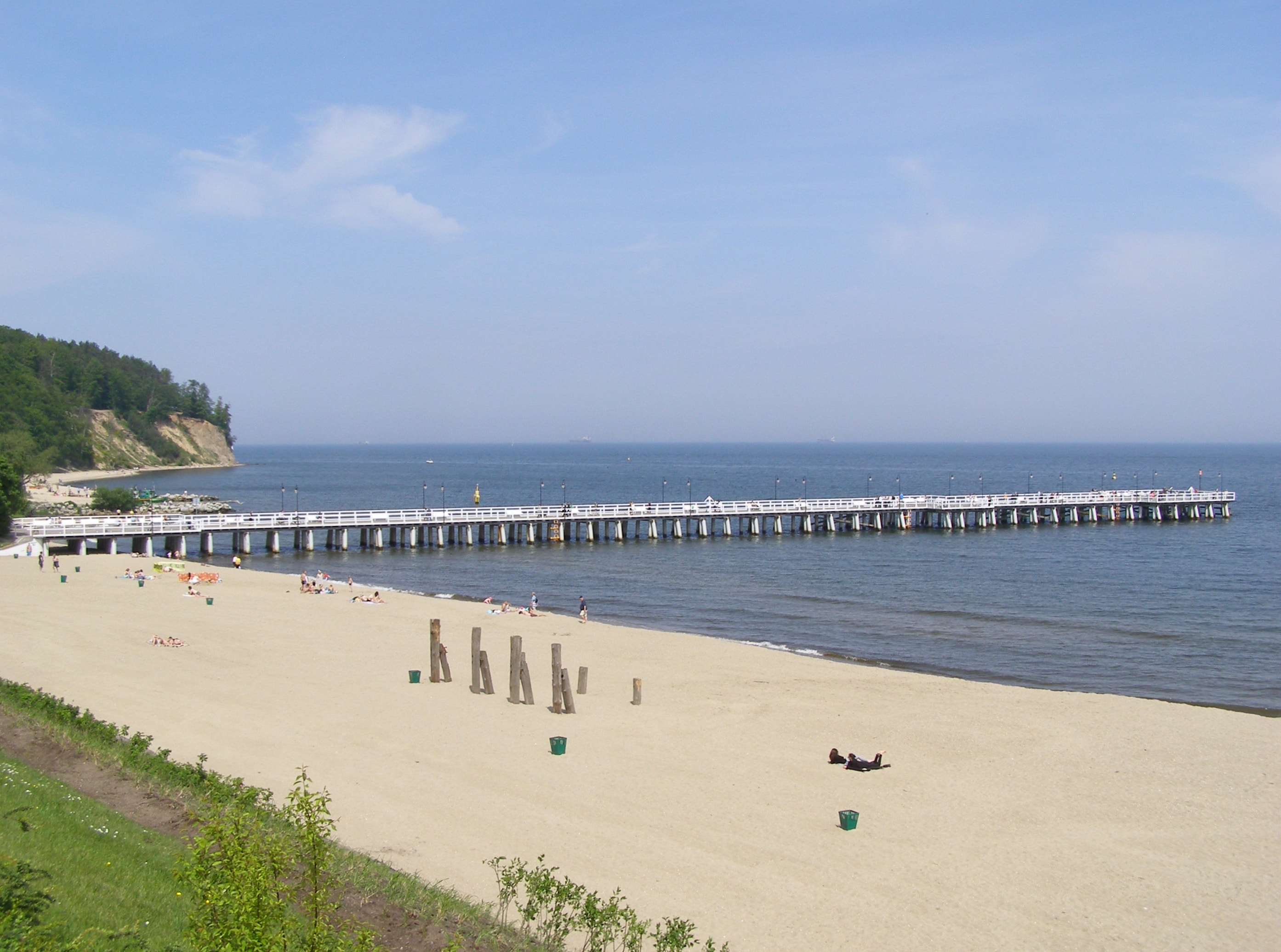 Plaża i molo w Gdyni w słoneczny letni dzień. (źródło: https://commons.wikimedia.org/wiki/File:Gdynia_Orlowo_plaza.jpg)