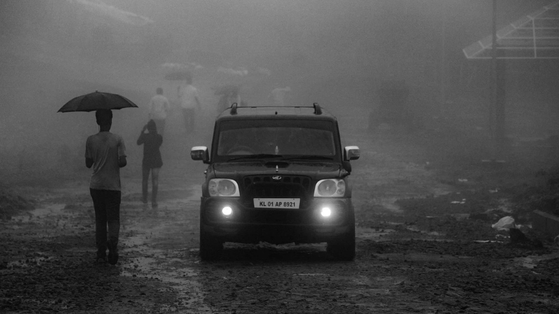 Car with Bi-LED in rainy weather