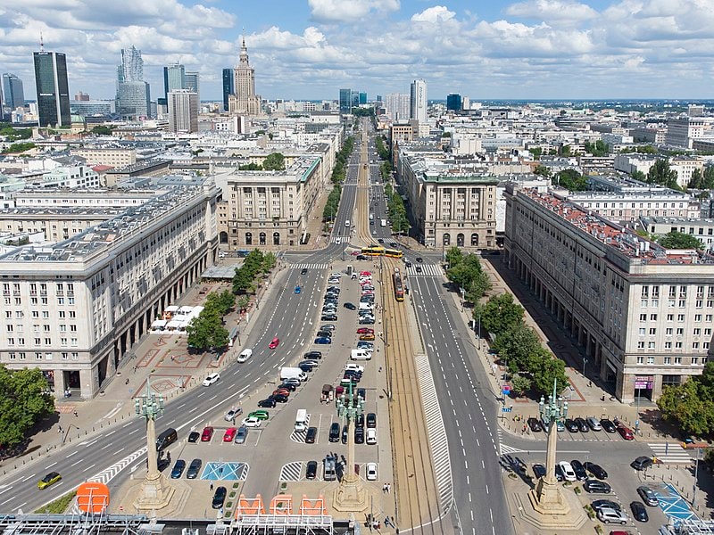 Widok na centrum Warszawy z lotu ptaka. Źródło: https://commons.wikimedia.org/wiki/File:Plac_Konstytucji_Warsaw_2022_aerial.jpg