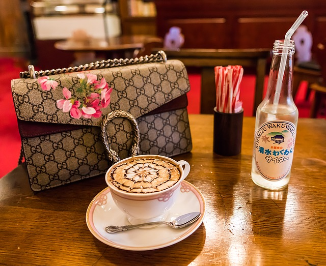 malle louis vuitton avec bonne coutures et tampon