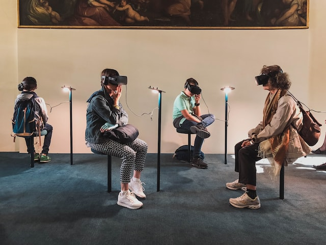 Personas utilizando gafas de realidad virtual. Imagen tomada por Lucrecia Carnelos.