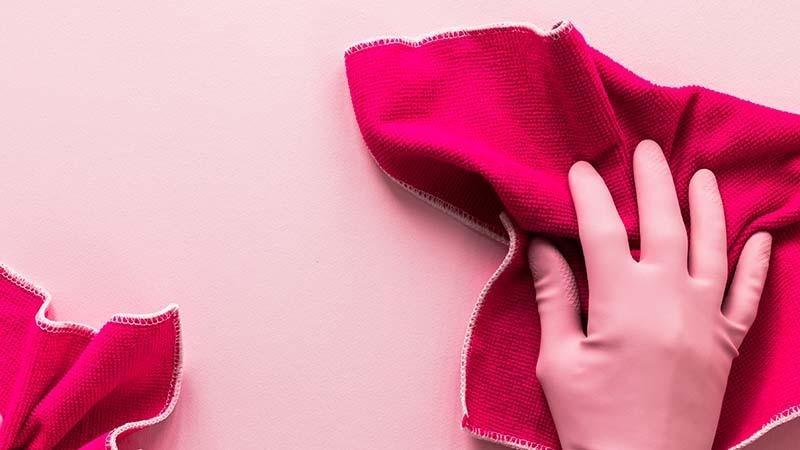Microfiber towel with overlocked edges