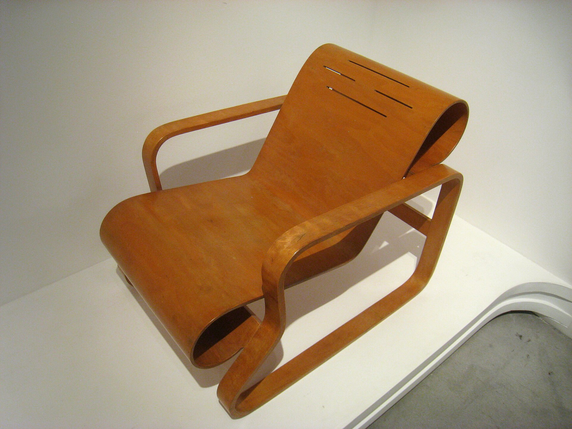 Materials used in his furniture include leather and oak