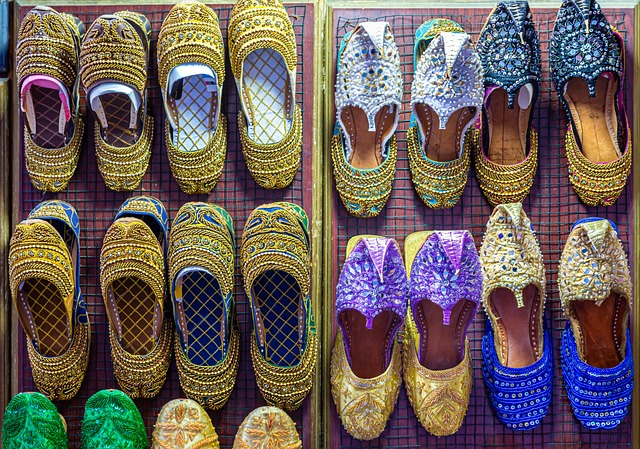 Es muss ja nicht immer Lack, Leder oder Filz sein. Hier Sandalen für Damen und Herren im Arabic Style. 