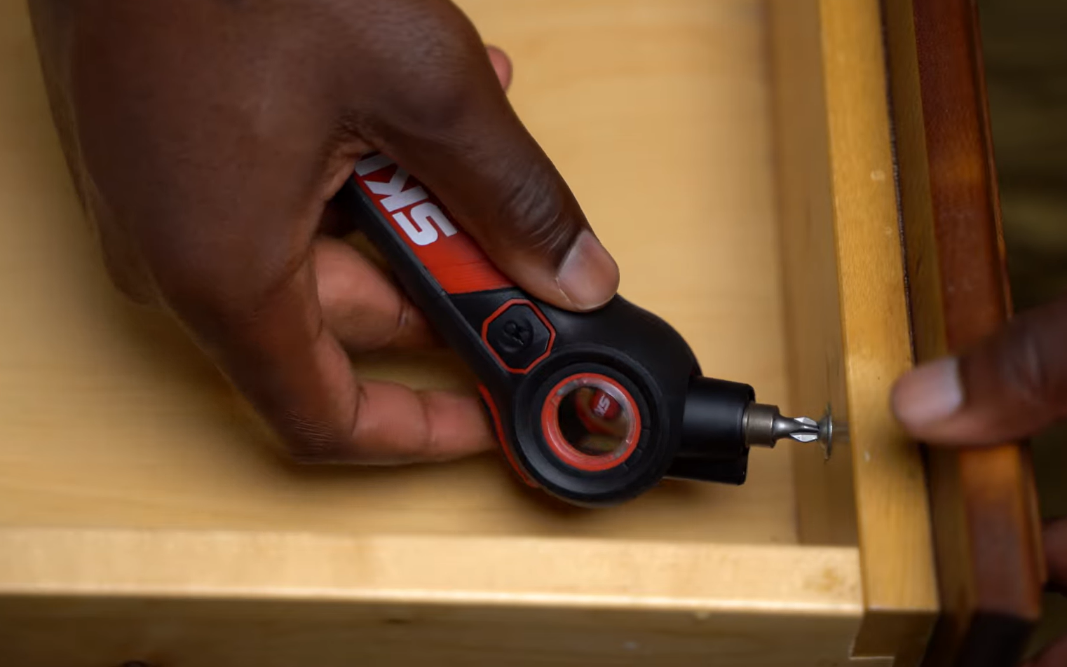 tightening screws in a drawer using skil twist 2.0