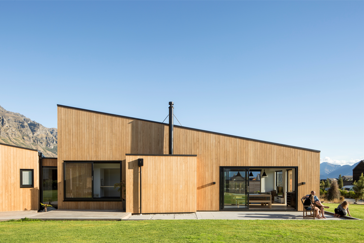Thermory Radiata pine Cladding C3. Jack’s Point Family Home in New Zealand by Ben Hudson architects Photo:Sarah Rowlands