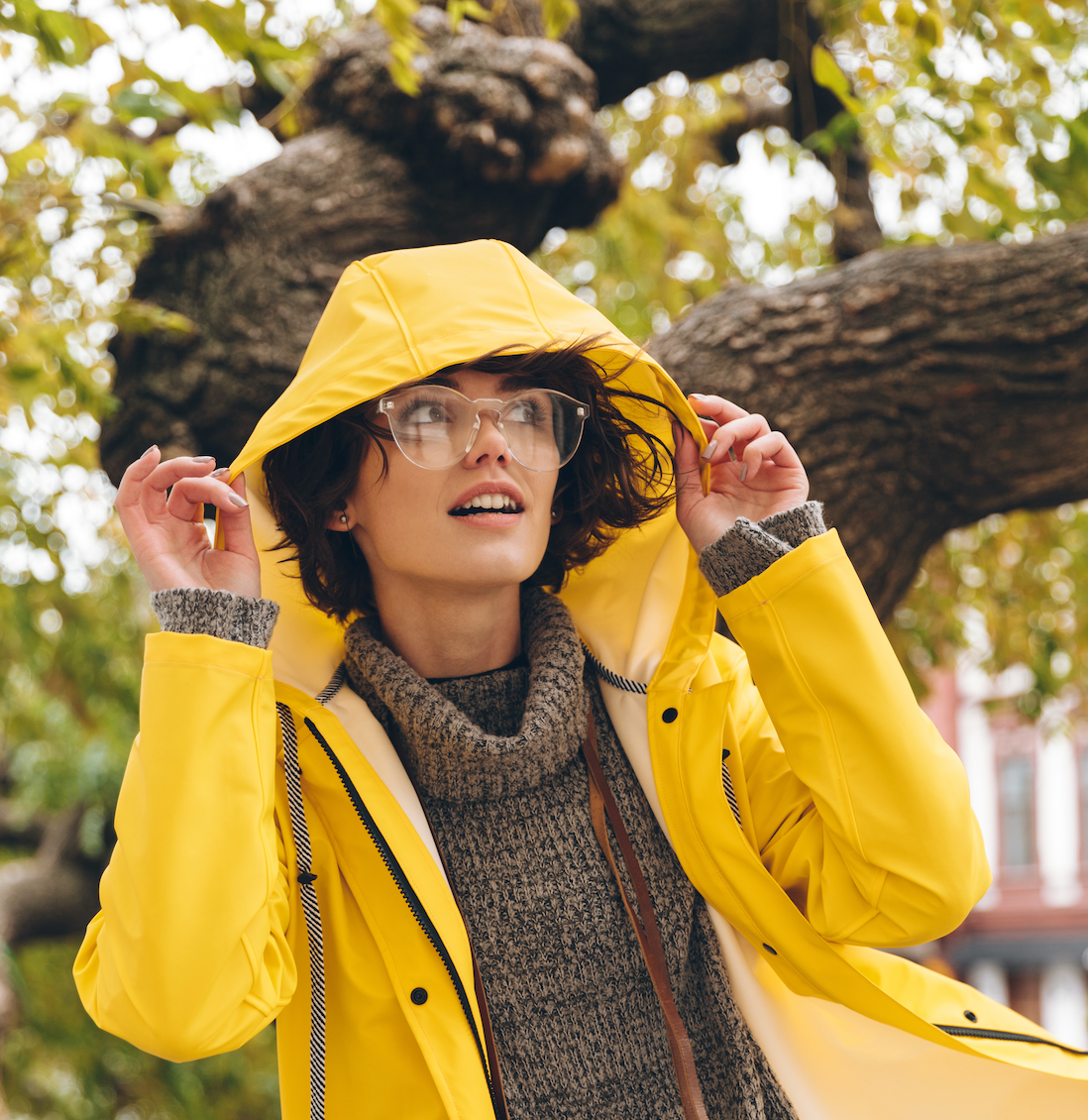 When you are preparing to live in a different country for a while, it can be tempting to buy everything ahead but, trust us, you won’t need the kitchen sink and a wooden spoon. We will introduce you to all you need to know about Dublin, so leave the bulky stuff at home.