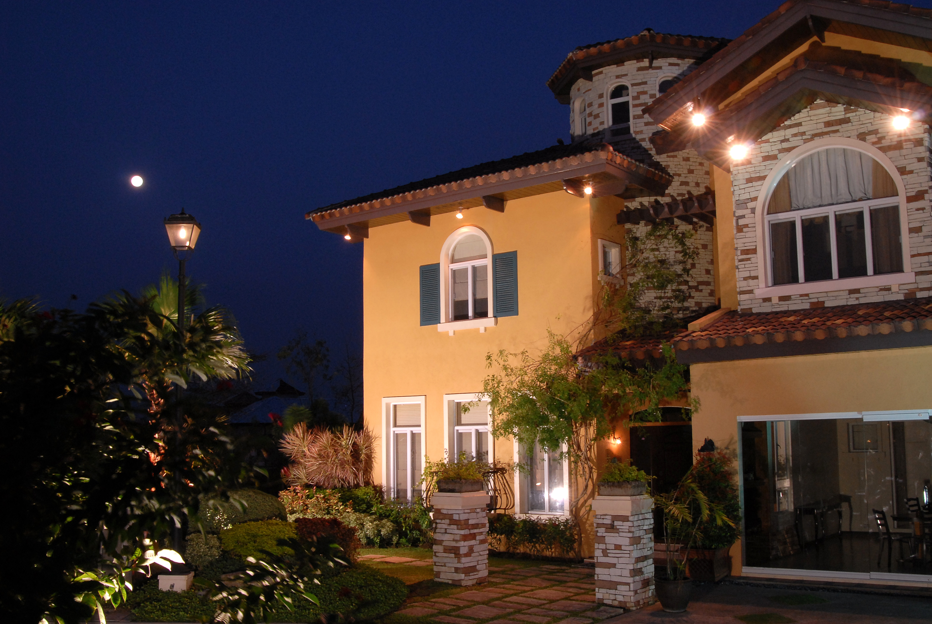 Go home to an Italian-inspired luxury house here in Vista Alabang.