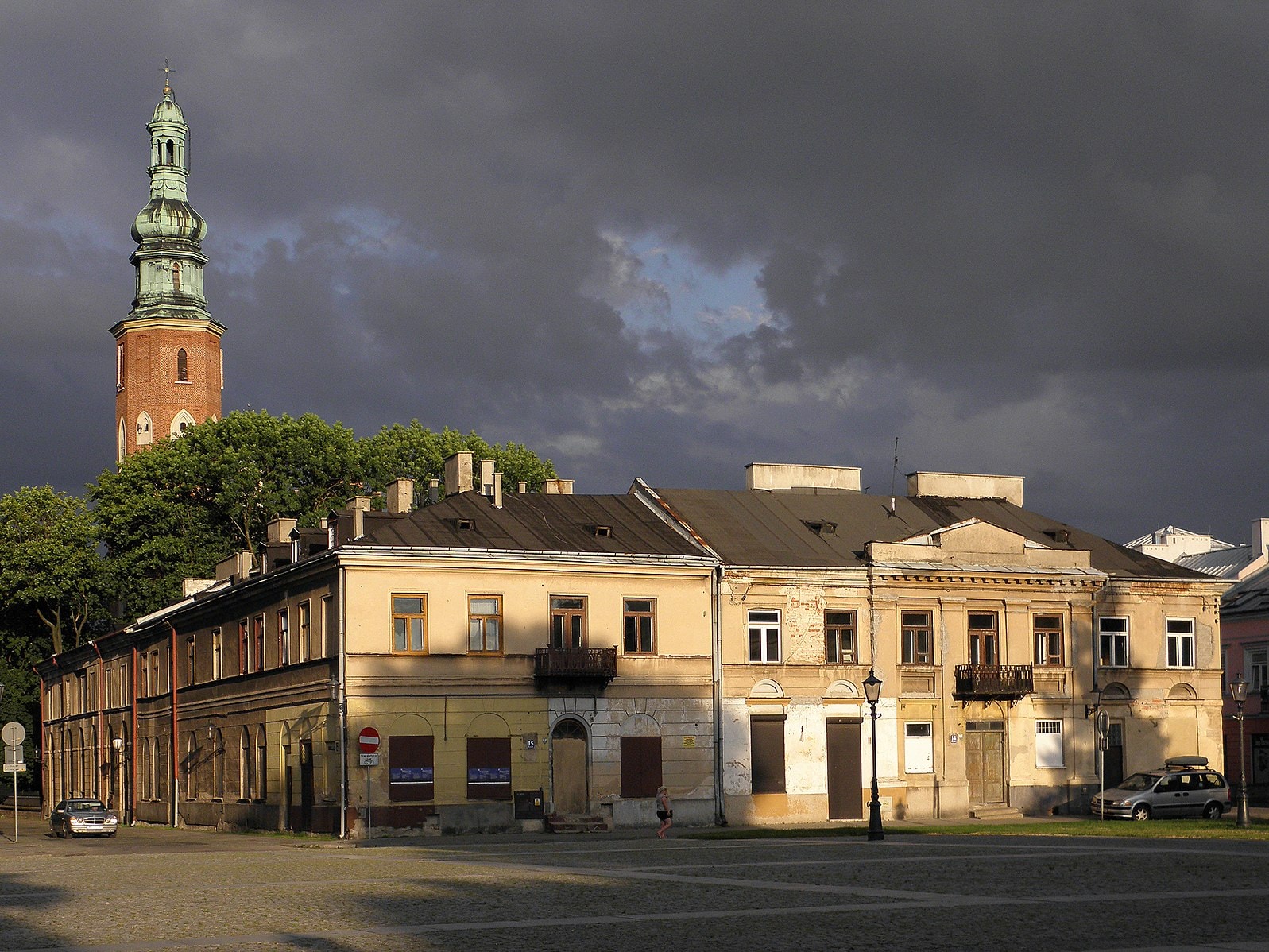 Rynek w Radomiu, na którym znajduje się kościół oraz stara zabudowa niskich kamienic. Źródło: https://commons.wikimedia.org/wiki/File:Radom.Rynek_14,15.jpg