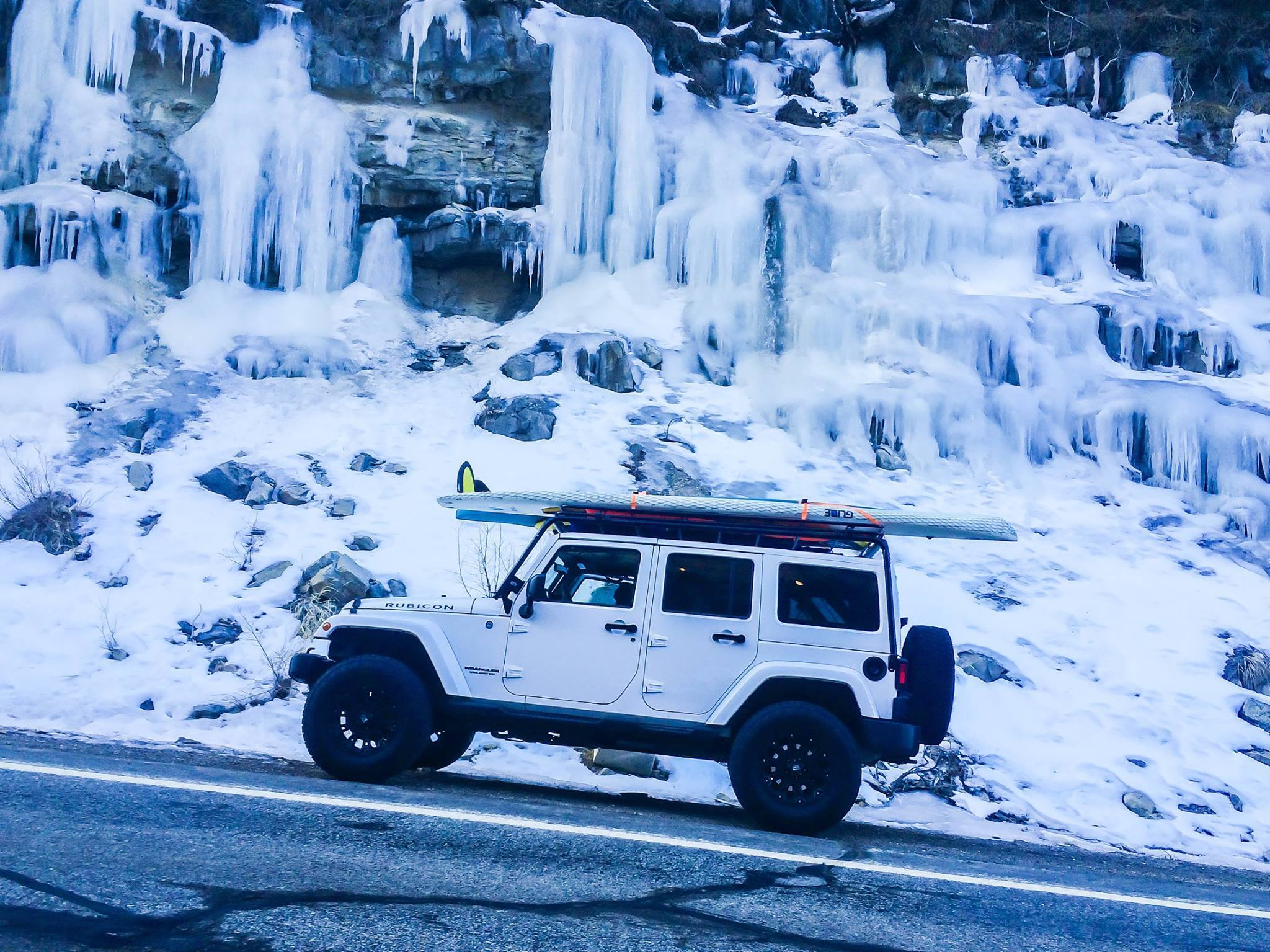 inflatable sup board on a jeep