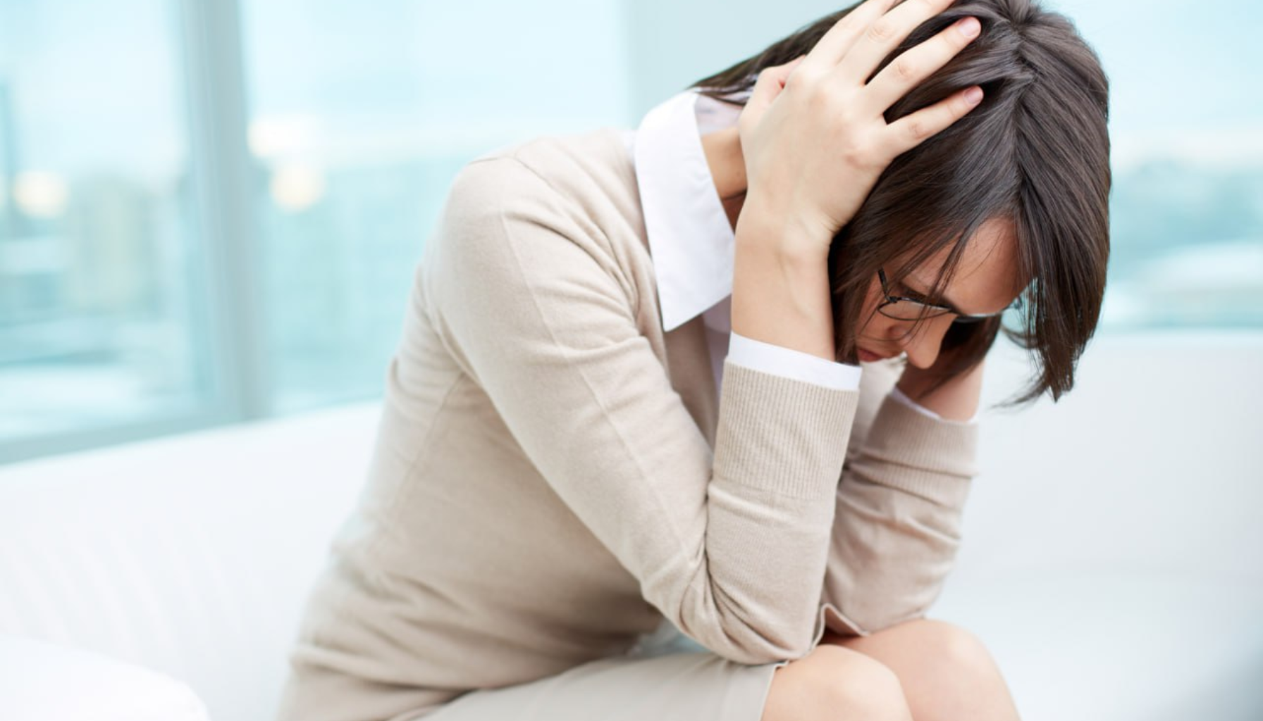 Kvinne sitter fremoverlent med hodet i hendene, tydelig stresset og overveldet i et lyst kontorrom. hodepine kvalme svimmelhet sliten andre symptomer svimmelhet ta kontakt vanlige årsaker hodepine kvalme symptomer ofte stress hjernen andre viktig årsaker hjelp mer svimmel bør behandling øret eksempel symptomene lege svimmelheten tid fysisk mye hos bedre alvorlig går gjøre vanlige får dersom tegn opplever hjelpe vanlig oppstår redusere nakke årsaken føre gir kroppen forårsake indre god kommer flere kontakt medisinsk kraftig tilstander hodet vet fleste plutselig problemer lavt svært rundt diagnose kronisk tilstand gjerne farlig alvorlige legen smerter følelse regel symptom akutt alt oppsøke riktig unngå slike sammen