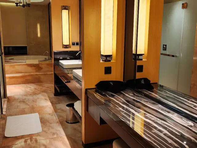 Hilton Zhongshan Downtown Review_Powder Room with Jacuzzi, hot tub
