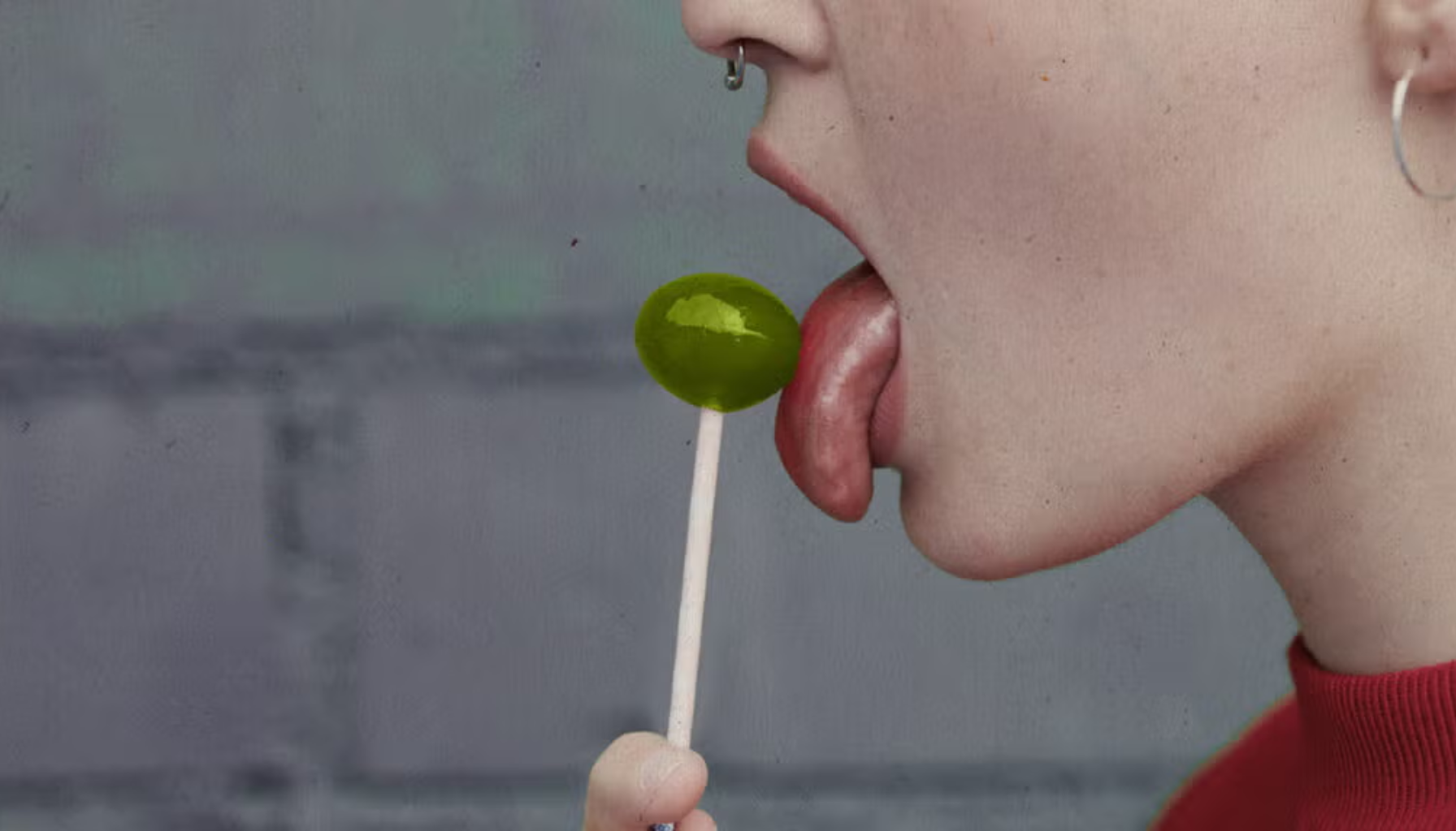 Mistet Smak og Luktesans: Hvordan Det Påvirker Munnhelsen 13 Person slikker en grønn kjærlighet på pinne, nærbilde av munn og tunge. mistet smak og luktesans smak og lukt covid 19 nedsatt luktesans tap av lukt tilbake luktesansen luktesans luktesansen lukt smak tilbake korona andre sier tap hjelp nedsatt mat mistet sansene mer lukter flere forkjølelse hals får ofte mister viktig hos gjøre nesen ulike bør redusert fleste sykdom lukte lege nese måneder mennesker opplever foto fire helt eksempel største komme finne fått problemer smakssansen hjelper mens hatt tar uker skyldes miste drikke opplevde godt lenge går prosent tilfeller del tegn sammen like deler fastlegen barn ganger hjelpe smakssans nok tre artikkelen gjør