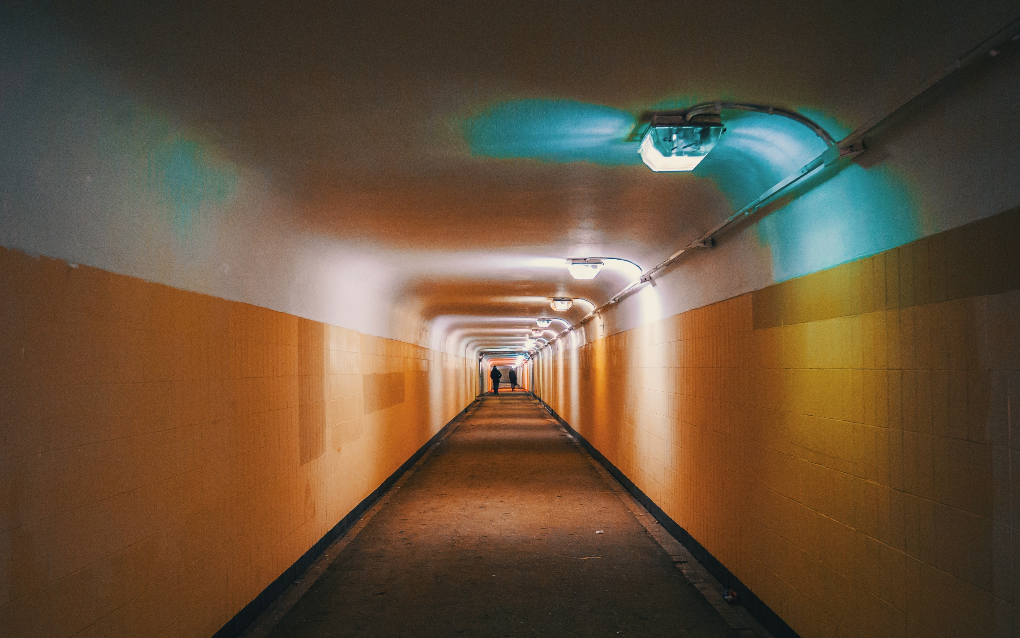 Notbeleuchtung in einem U-Bahn-Tunnel