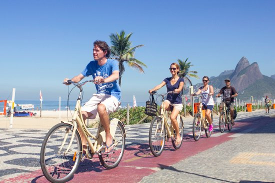 Ciclistas pedalando na orla do Rio de Janeiro. Imagem: Creative Commons.