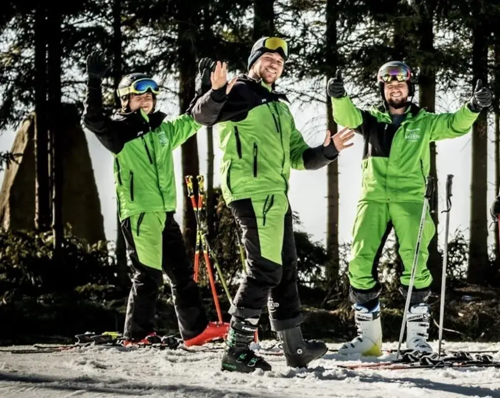 Profesjonalna szkółka narciarska prowadzona przez certyfikowanych instruktorów