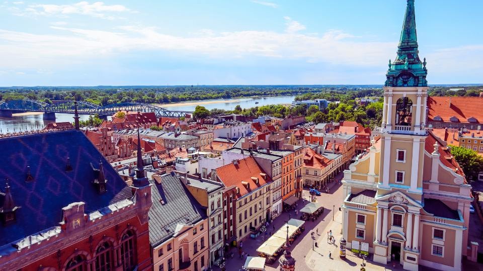 Ile kosztuje wynajem samochodu w Toruniu? Przejrzyste zasady wynajmu / canva