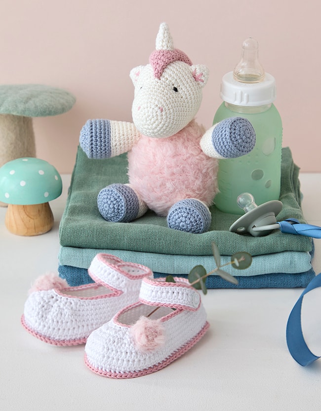 L'ensemble licorne, avec son doudou rigolo et facile à manipuler, et ses adorables chaussons
