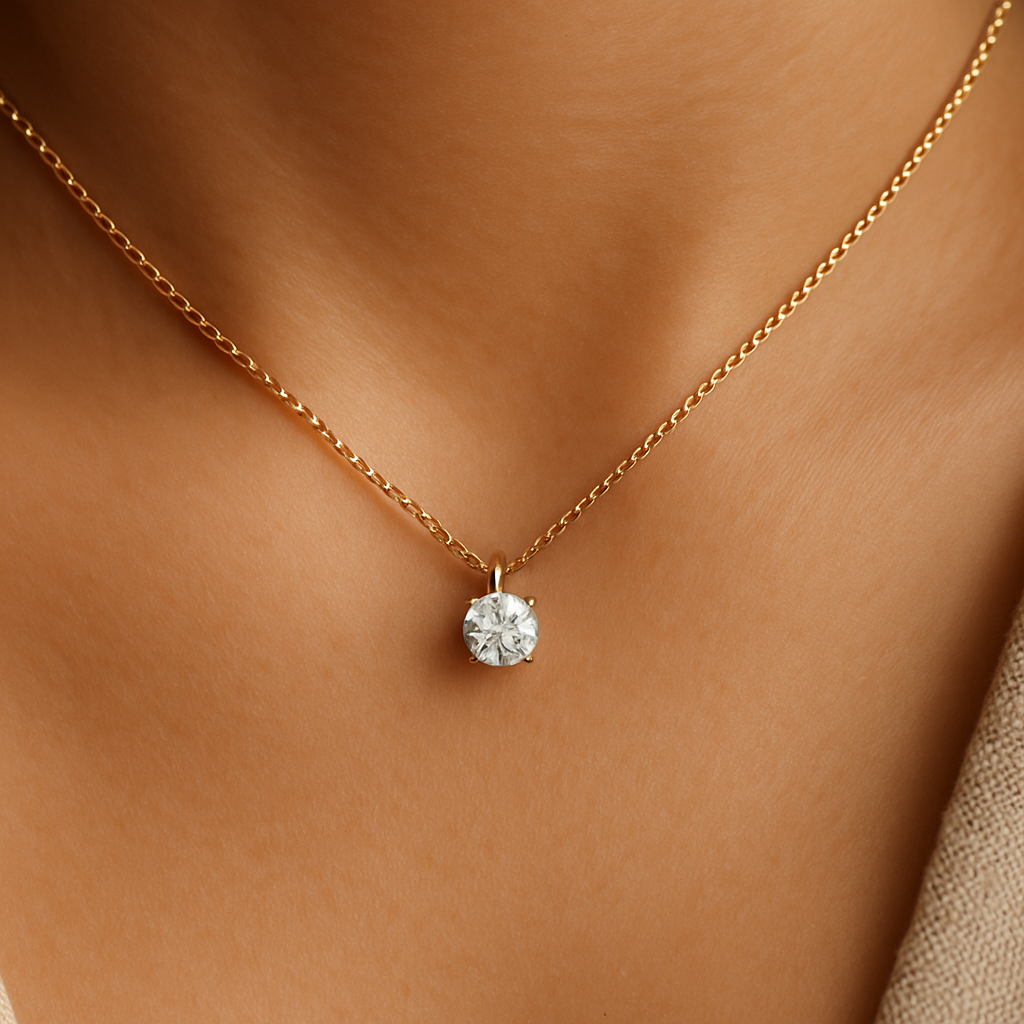 Subtili raudono aukso grandinėlė su vienu spindinčiu briliantu – deimantine akute