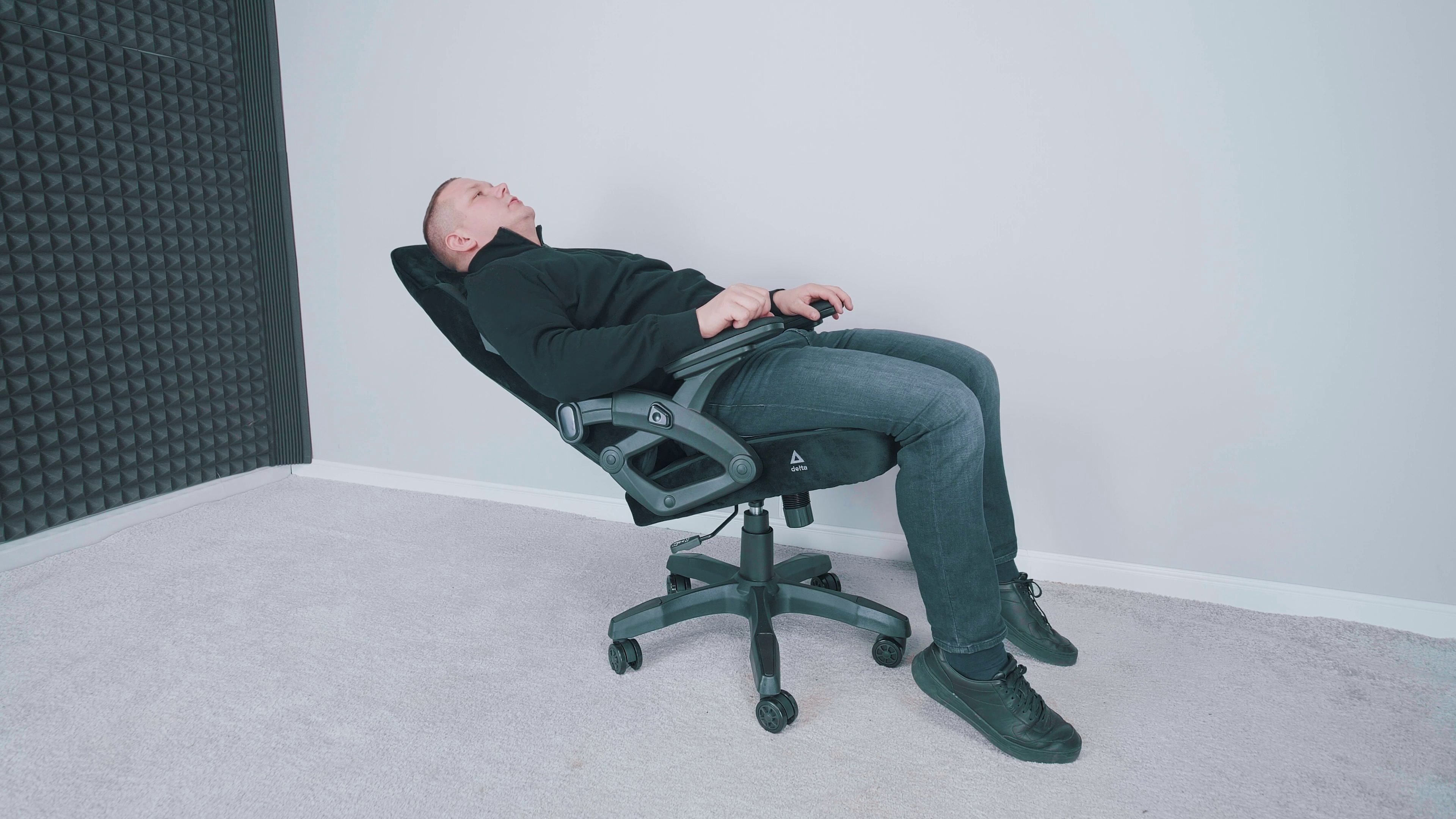 Fotel gamingowy czy fotel ergonomiczny? Kompleksowe porównanie dla wymagających użytkowników 11 Funkcja "leżenia" w fotelu gamingowym. Źródło: Brastech
