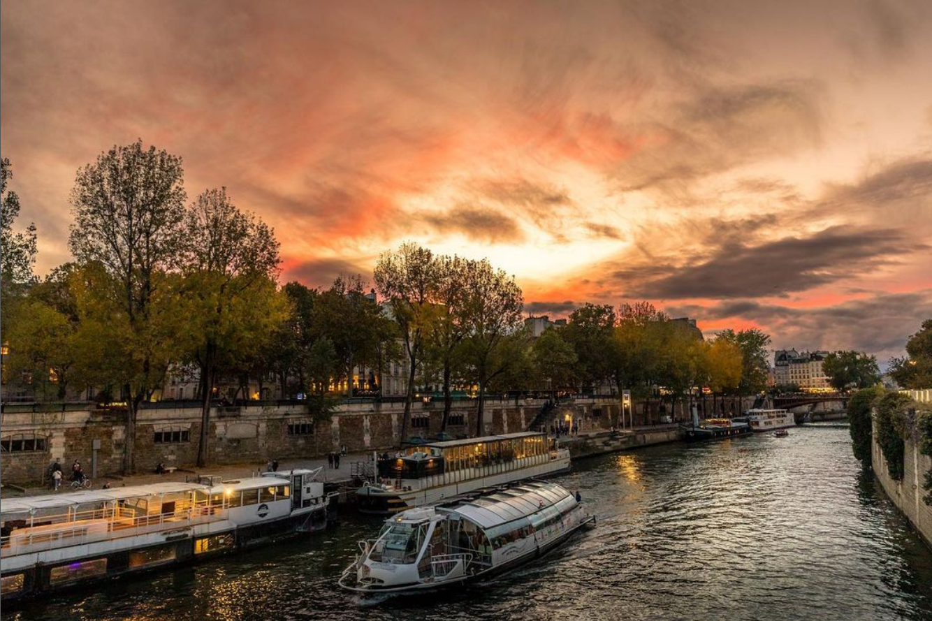 Visit Paris with a walk on the seine river