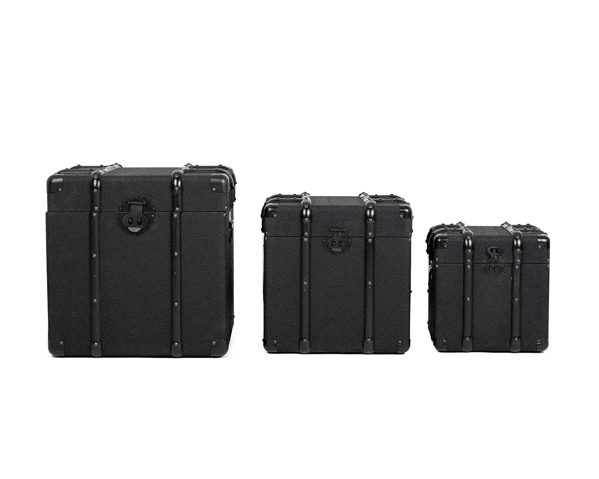 Tre svarta förvaringskistor med elegant design, perfekta för att organisera olika saker i hemmet. Kistorna finns i flera storlekar och passar utmärkt i vardagsrummet för att förvara böcker, filtar och andra produkter.