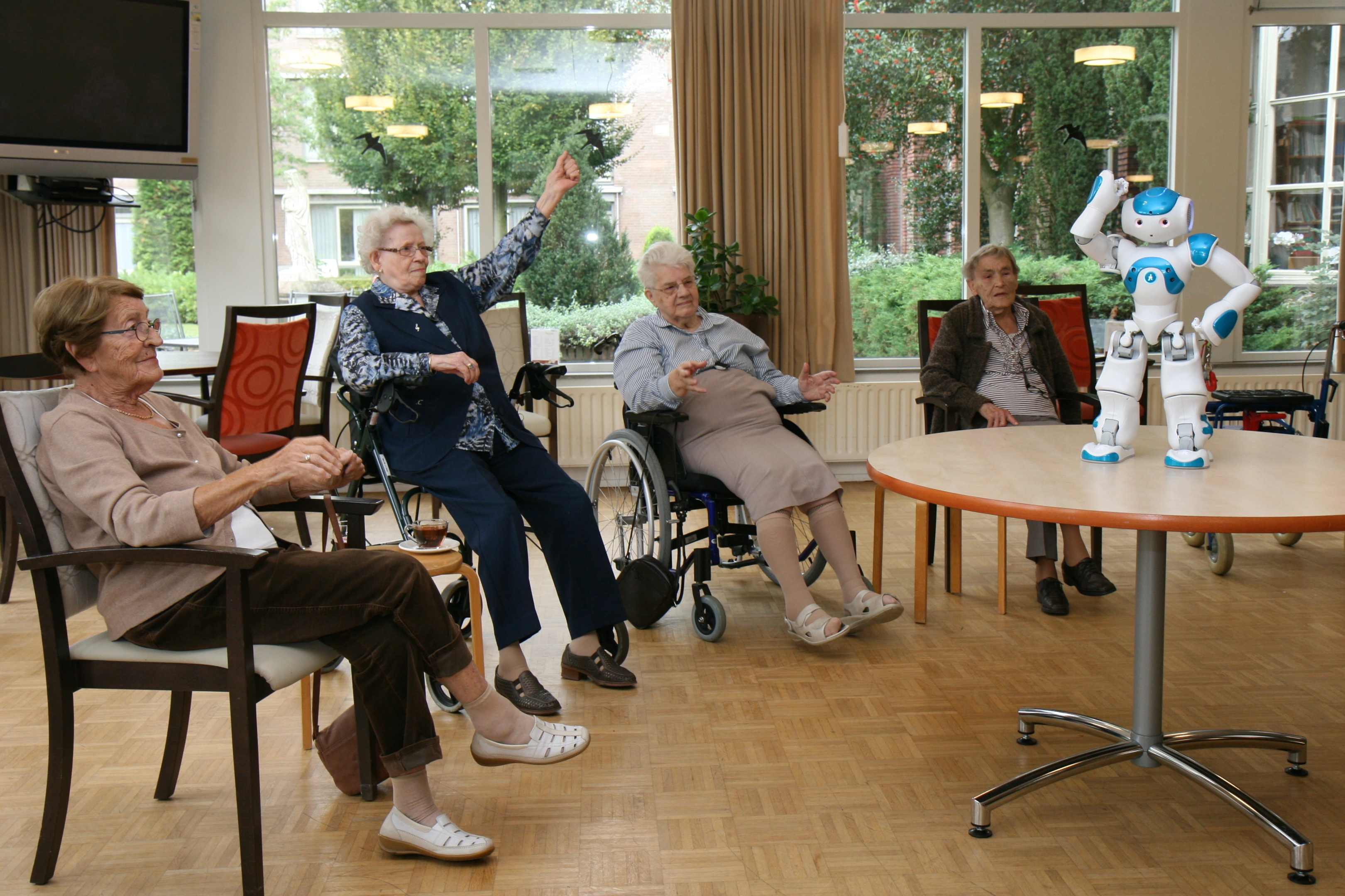Residents follow Zora’s instructions during a physical therapy class.