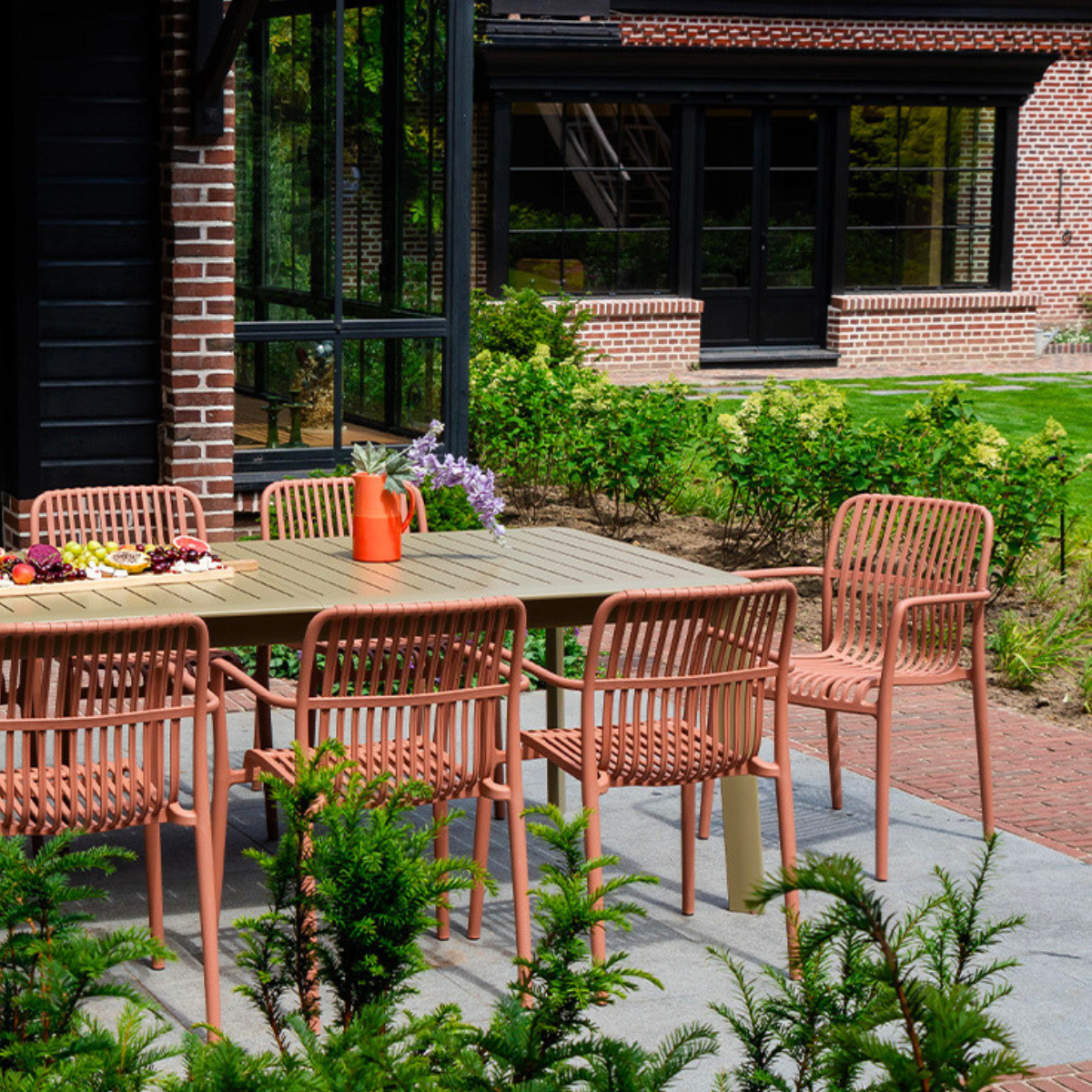 Table de jardin extensible en aluminium Wilsa Garden associée aux chaises PALOMA en polypropylène