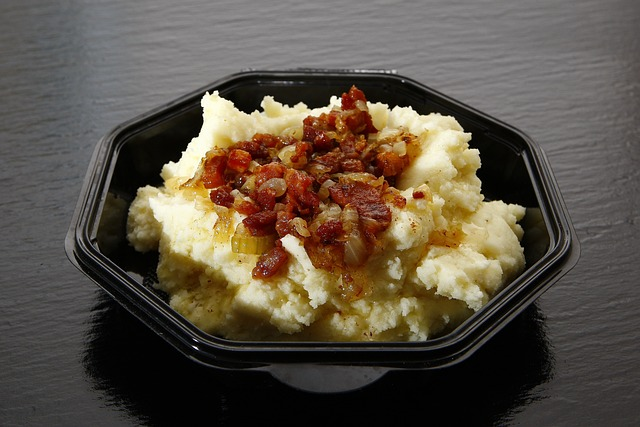 An image of a bowl of mashed potatoes.