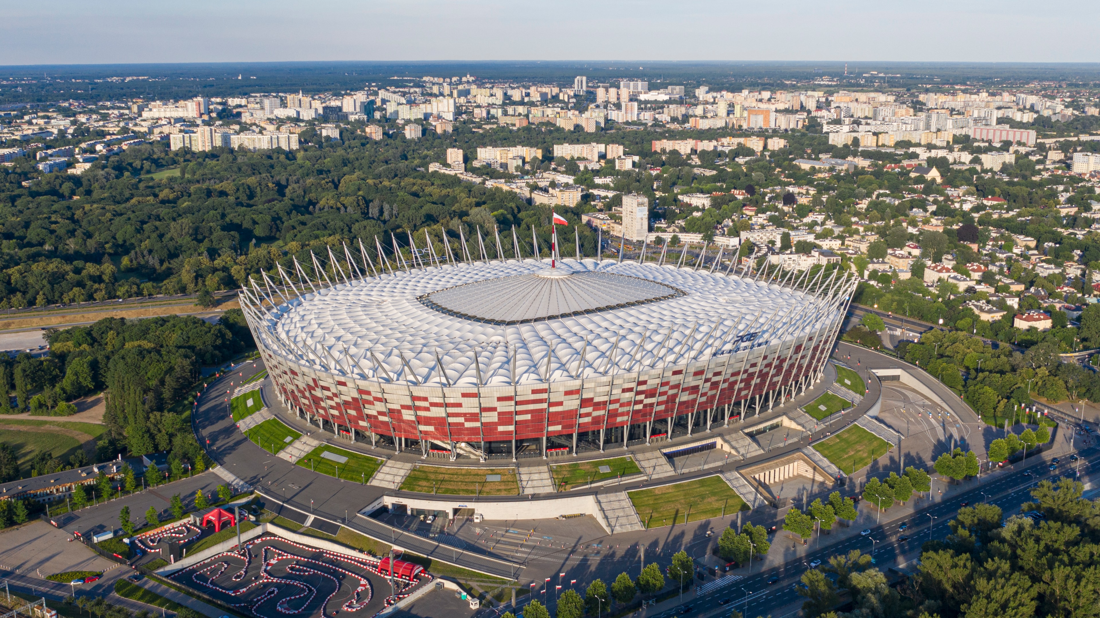 Stadion Narodowy w Warszawie (źródło: https://commons.wikimedia.org/wiki/File:National_Stadium_Warsaw_aerial_view_2.jpg)