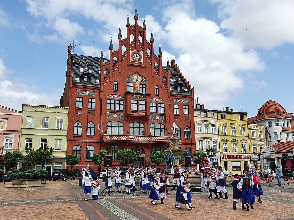 Rynek w mieście Chojnice. Źródło: https://commons.m.wikimedia.org/wiki/File:Ratusz_w_Chojnicach.jpg