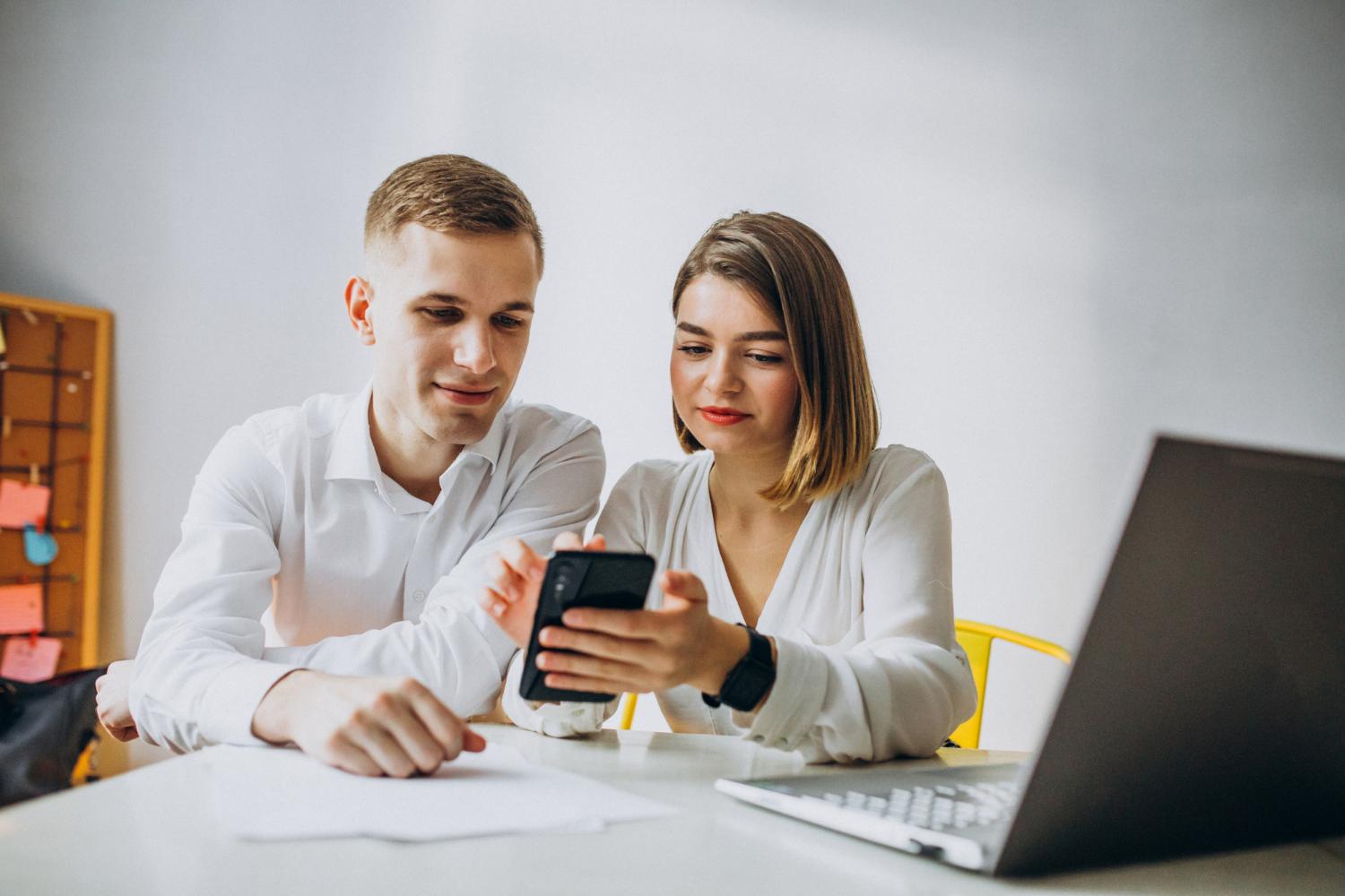 man and woman using sell the trend to find winning products
