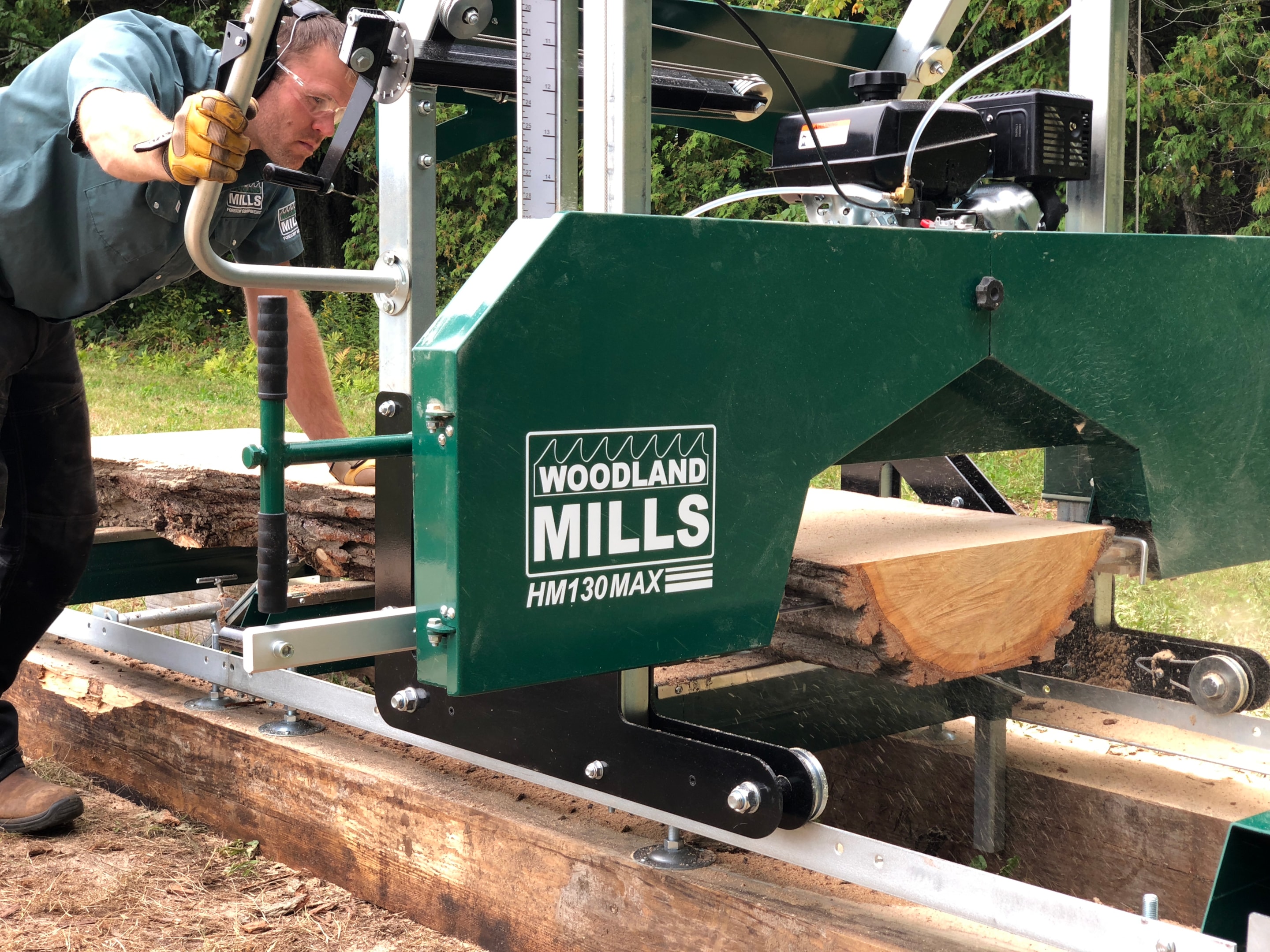 Un propriétaire qui utilise une scierie portable pour usiner tout le bois dont il a besoin pour ses projets.