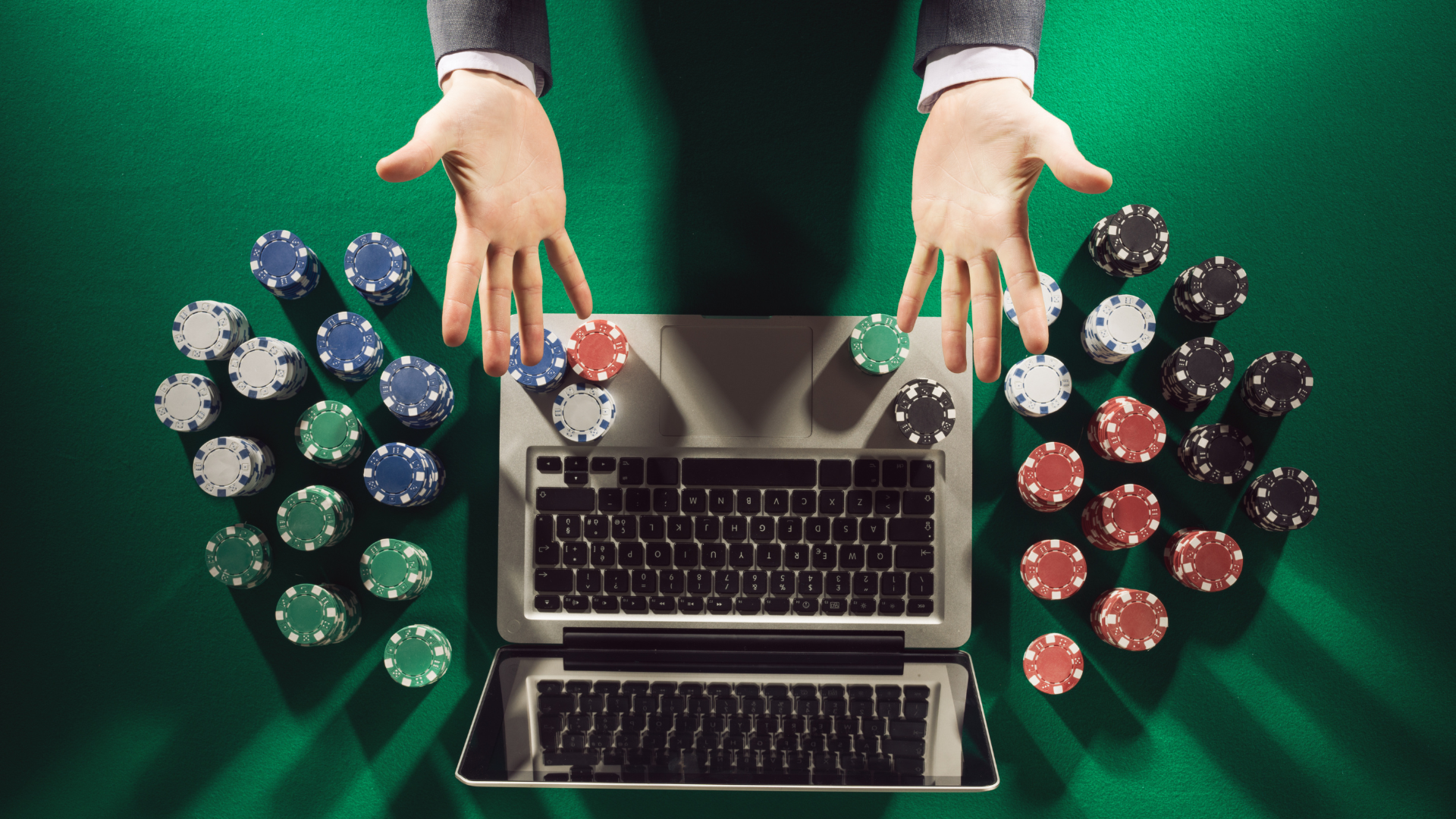 Online gokken met laptop en fiches als vergelijking tussen legale goksites in Nederland en illegale aanbieders zonder Nederlandse vergunning