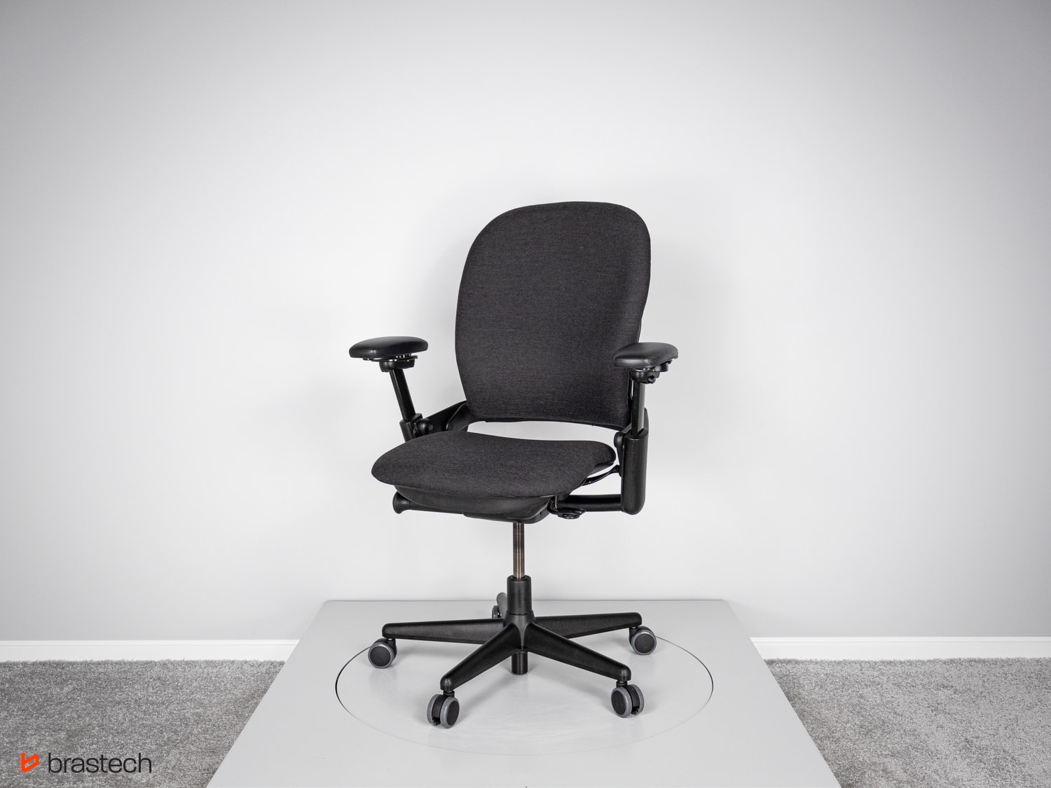 Steelcase Leap V1 czarna podstawa i tapicerka. Źródło Brastech