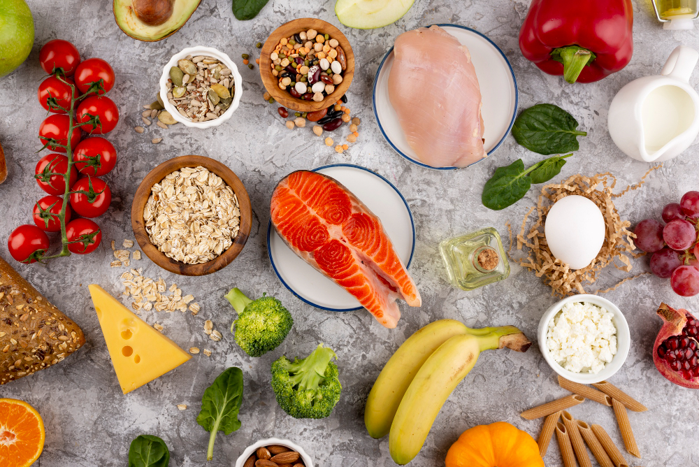 Frango, peixes, ovos, leite e derivados são fonte de vitamina B12. Fonte da imagem: Freepik.