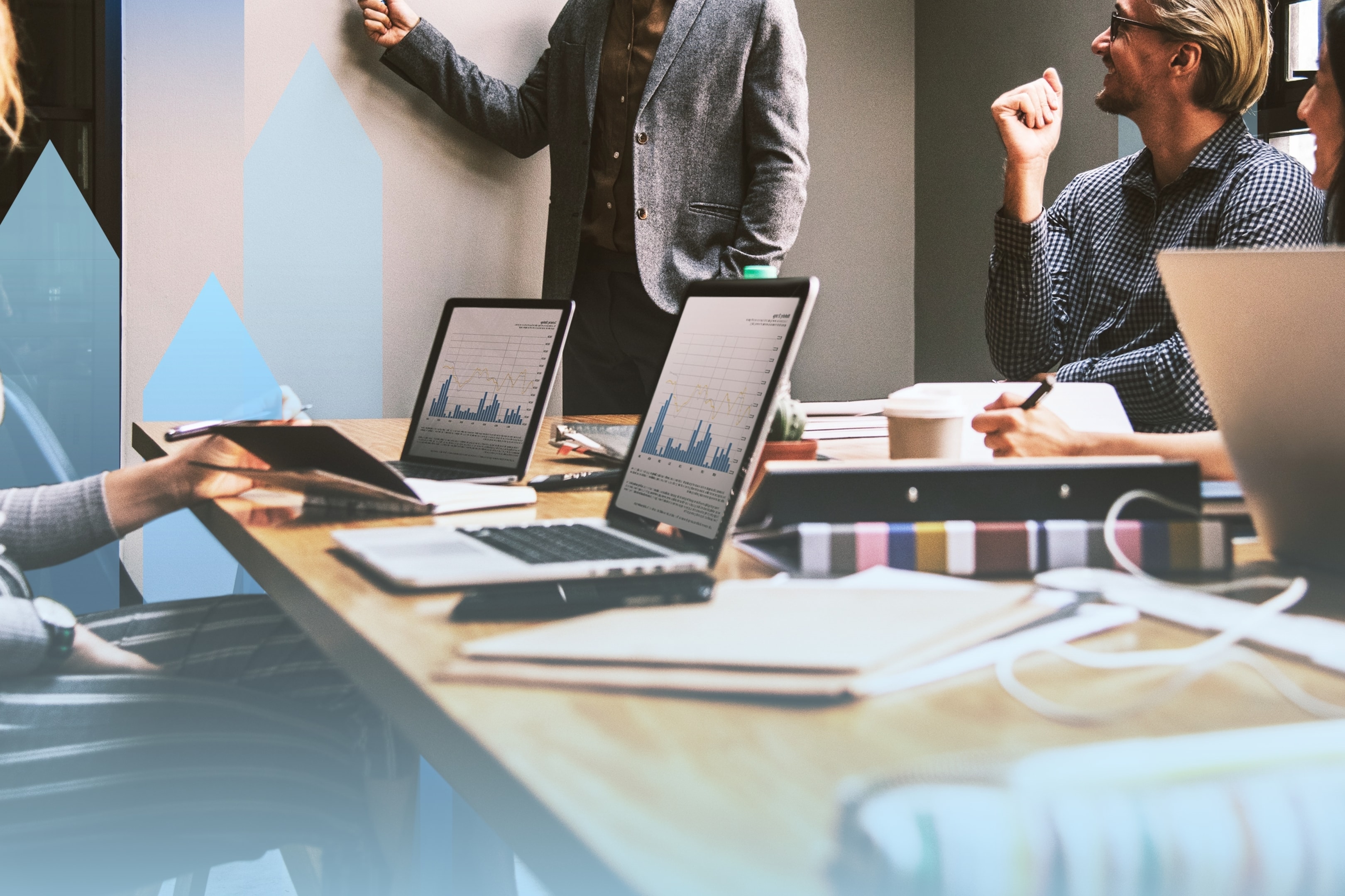 spotkanie zespołu sprzedaży i omawianie wyników finansowych przedsiębiorstwa