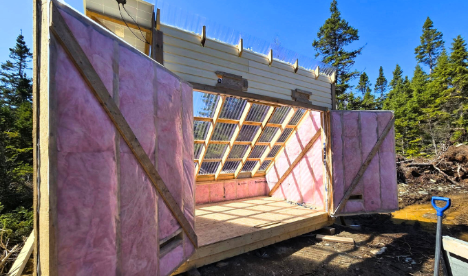 A kiln which uses the heat from the sun for drying wood. 