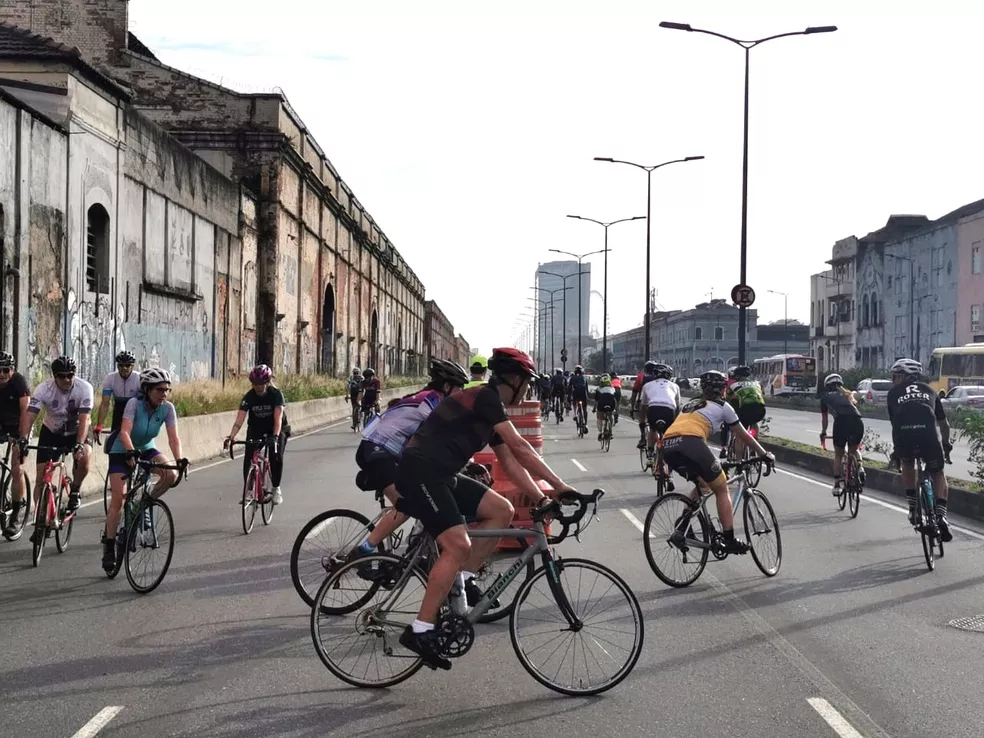 Inúmeros ciclistas fazendo curva em avenida do RJ. Imagem: Creative Commons.