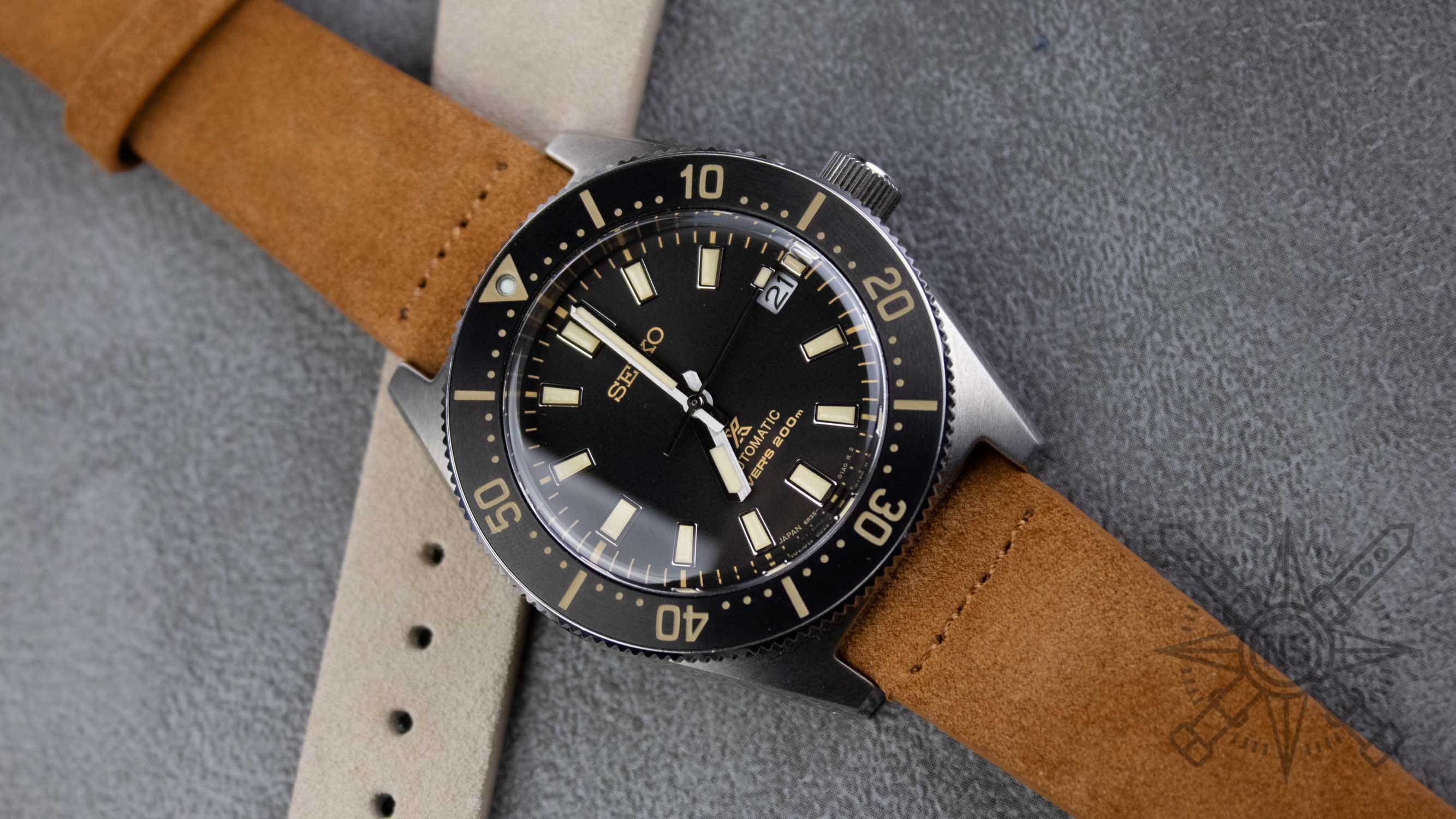 Various brown suede watch straps are displayed, showcasing different sizes and compatibility options, emphasizing their soft texture and exceptional craftsmanship. These straps, suitable for both daily wear and formal outfits, highlight the timeless elegance and luxurious feel of suede leather.