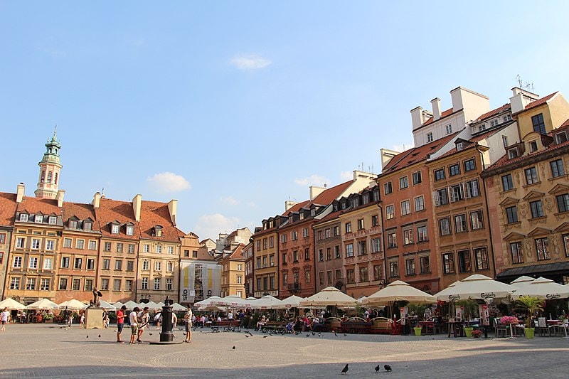 Możesz zdecydować się na odbiór auta w dogodnym dla siebie punkcie, który znajduje się w pobliżu. Źródło: https://commons.wikimedia.org/wiki/File:Warszawa_-_Rynek_Starego_Miasta.jpg