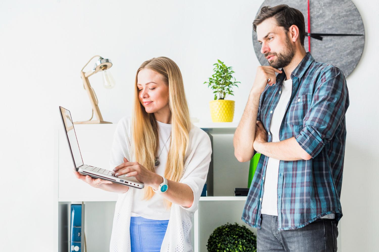 Man and woman wodering if they can use Wix as a dropshipping business model
