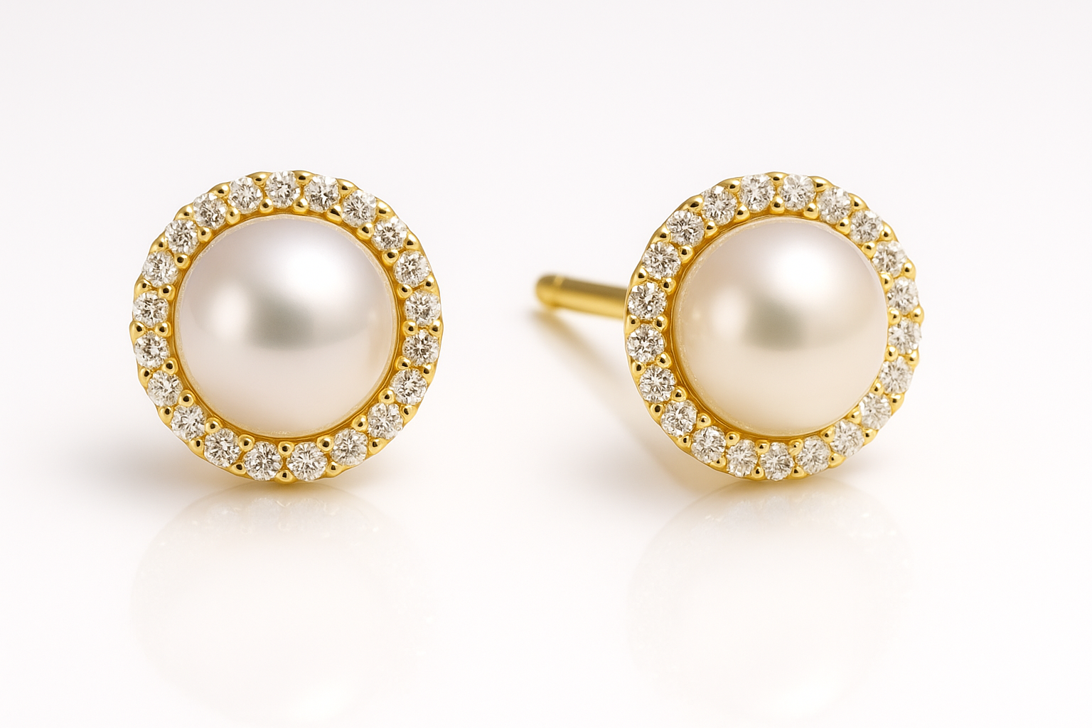 Auskarai su Aokya perlais ir mažais deimantais