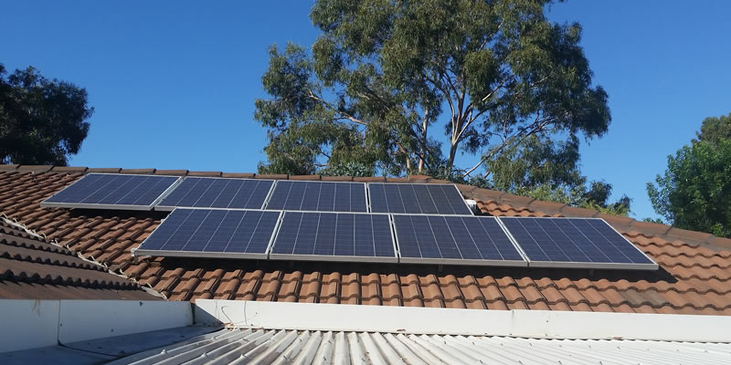 Solar inverter with multiple solar panels connected
