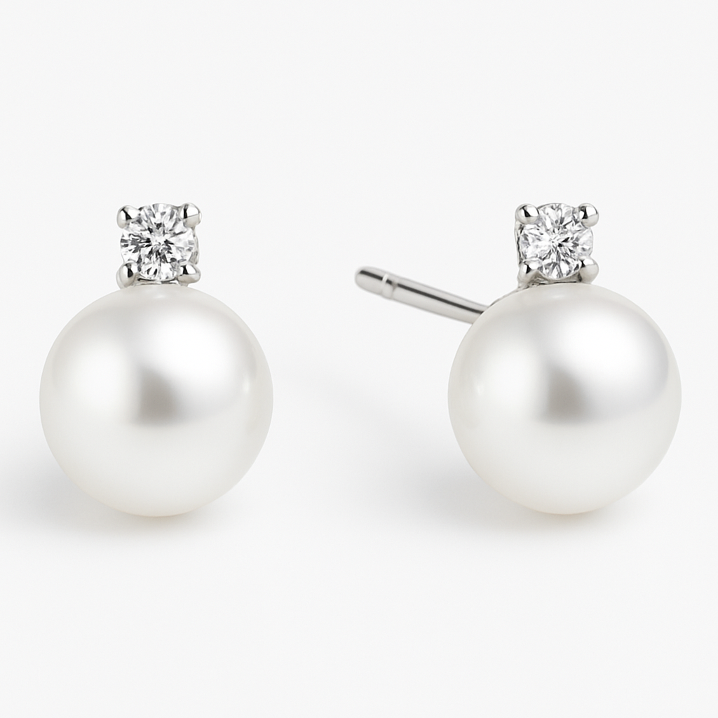 Auskarai su Akoya perlais ir deimantais ant balto fono