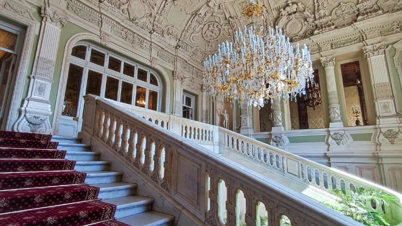 A traditional kinda chandelier enhancing the beauty of the space