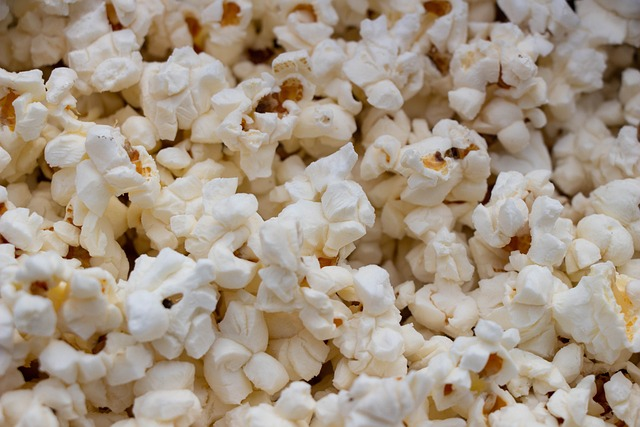 Popcorn smell and flavour associated with buttery wine.