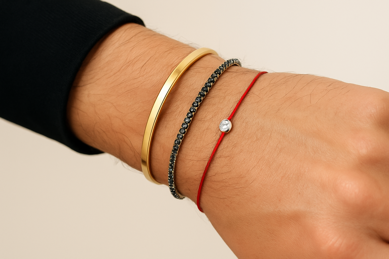 Ant vyro riešo palyginimui trys auksinės apyrankės